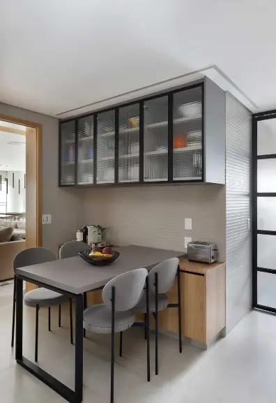 Stunning Black and Gray Kitchen Designs for Modern Homes. 7 Black and gray kitchen: stainless steel appliances match the décor – Project: Studio Triarq | Photo: @marianaorsifotografia