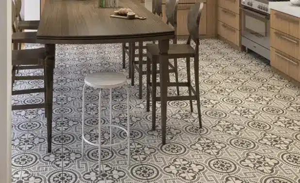 Stunning Ceramic Designs for Your Kitchen: Essential Tips to Choose. 1 Ceramic for kitchen: Minas tile, specified on the floor of this environment, is a satin-finish porcelain that can be used in areas with medium traffic – Photo: Ceusa