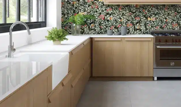 Stunning Ceramic Designs for Your Kitchen: Essential Tips to Choose. 4 Ceramic for kitchen: the Vancouver porcelain, specified on this floor, brings beauty and sophistication to the space – Photo: Ceusa