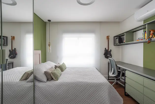 Incredible Tips to Transform Your Teen Boy's Room. 3 The choice of colors not only includes painting or wall coverings but also extends to furniture, curtains, cushions, etc. – Project: Tatu Arquitetura | Photo: Thiago Travesso