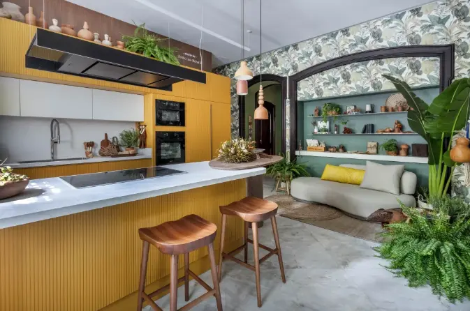 Five Stunning Colors That Perfectly Match Yellow. 5 A tropical and cheerful kitchen in green and yellow - Design: Amanda Miranda | Photo: André Nazareth/CASACOR
