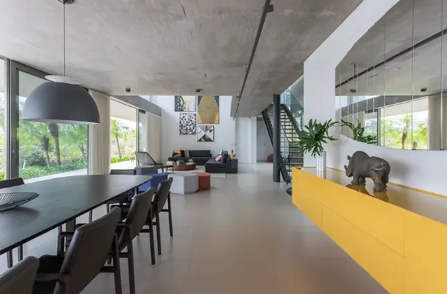 Five Stunning Colors That Perfectly Match Yellow. 8 The yellow suspended sideboard stole the show in this dining room - Design: Thais Venturelli Chehin | Photo: Thiago Travesso