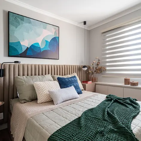 Stylish Tips to Transform Your Masculine Bedroom Today. 1 Neutral colors are versatile and safe choices, especially if the male bedroom is small – Design: Mageste & Blinovas Arquitetura | Photo: Julia Novoa