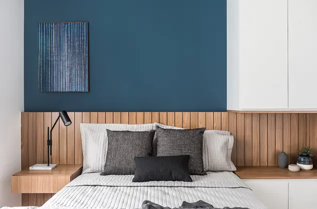 Stylish Tips to Transform Your Masculine Bedroom Today. 2 Shades of blue and wood finishes in the modern male bedroom – Design: Tulli Studio | Photo: Eduardo Macarios