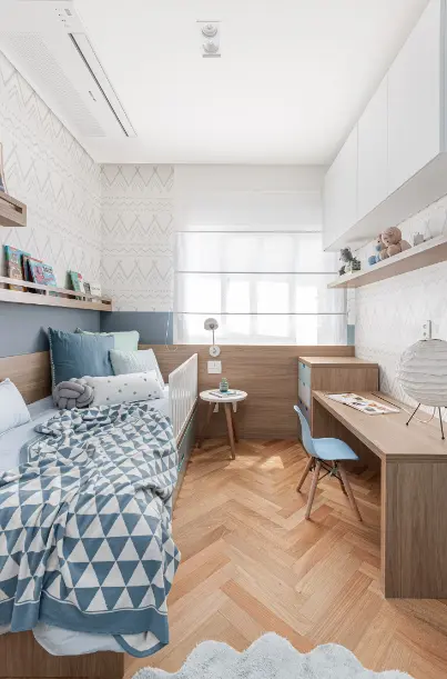 Stylish Tips to Transform Your Masculine Bedroom Today. 4 A child’s masculine bedroom with a study area, soft blue tones, geometric patterns, and cozy textures – Design: Duda Senna | Photo: Gisele Rampazzo
