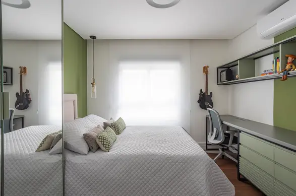 Stylish Tips to Transform Your Masculine Bedroom Today. 5 Masculine bedroom décor with pop culture elements and half wall painting – Design: Tatu Arquitetura | Photo: Thiago Travesso