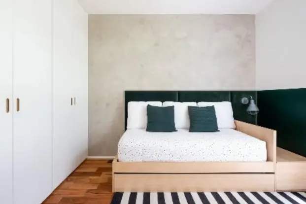Stylish Tips to Transform Your Masculine Bedroom Today. 7 Upholstered headboard + green tones + modern bed – Design: SP Estúdio | Photo: Nathalie Artaxo