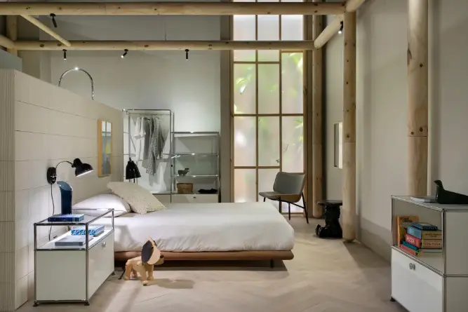Stylish Tips to Transform Your Masculine Bedroom Today. 8 Studio Alfi is modern, with woody tones and full of organic and linear traces – Design: Tufi Mousse | Photo: Denilson Machado/CASACOR
