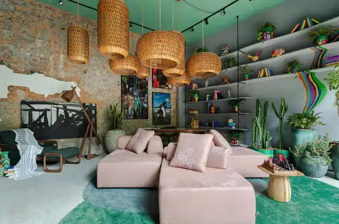 Exposed brick wall with three-pronged sofa and green colored ceiling – Project: Nat Coelho | Photo: Gabriela Daltro/CASACOR