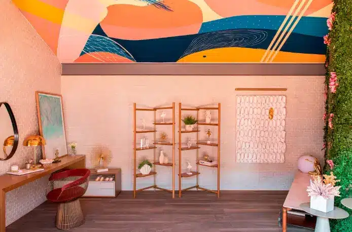 The ceiling is a blank canvas that can be explored with an infinity of colors – Project: Marcela Tiraboschi | Photo: Felipe Araujo/CASACOR