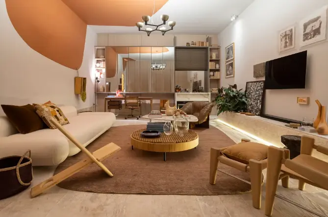 Organic shapes + colored ceiling + earthy tones making this loft cozy – Project: Wesley Ramos | Photo: Gabriela Daltro/CASACOR