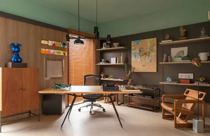 Work, wine, and art are the inspirations for this office with a green colored ceiling – Project: Sergio Coelho and Daniel Sampaio | Photo: Felipe Araujo/CASACOR