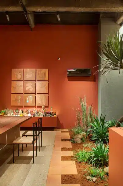 Natural elements and the color terracotta are highlights in this environment – Project: BC Arquitetos | Photo: MCA Estúdio/CASACOR