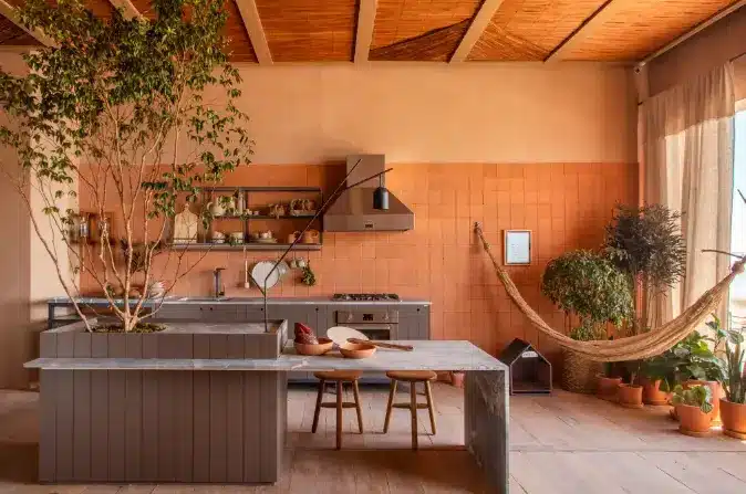Gray + terracotta in a spacious kitchen with central island – Project: Toca Arquitetura | Photo: André Nazareth/CASACOR