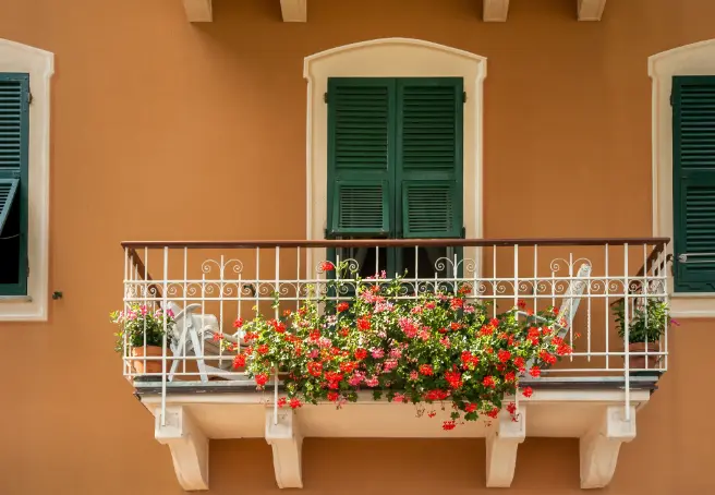 Combine the terracotta facade with blue and white for a classic décor – Photo: Shutterstock