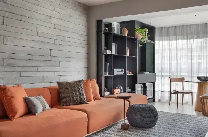 Terracotta sofa is the focal point of this environment with lots of wood and light tones – Project: Up3 Arquitetura | Photo: Denilson Machado, MCA Estudio/CASACOR