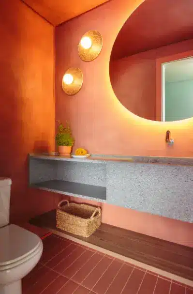 A plant for freshness + sculpted sink + terracotta-colored floor and walls – Project: SP Estúdio Arquitetura | Photo: Felco