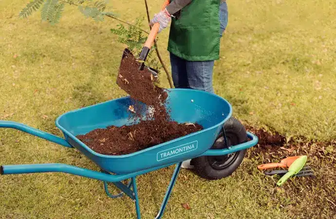 Tramontina's blue shallow metal wheelbarrow with 50 L capacity, metal arm, and tire with tube is ideal for transporting soil and other materials