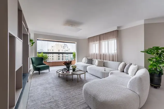 Corner sofa with organic lines + neutral base in the décor + green for a touch of color – Project: Sabrina Salles | Photo: Julia Herman