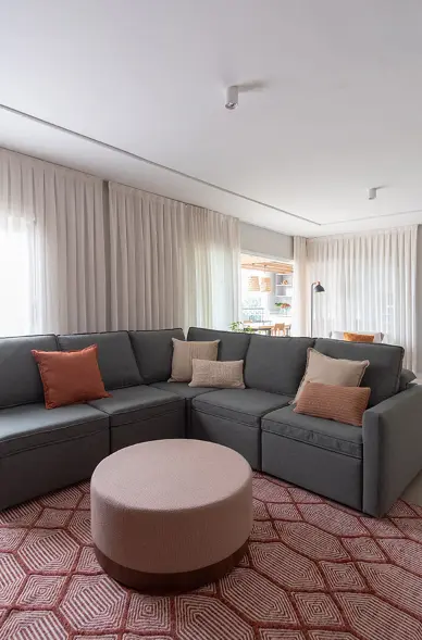 Dark corner sofas can be used in lighter rooms – Project: Mandril Arquitetura | Photo: Diego Wic @diegowicfoto