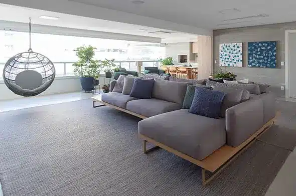 Corner sofas with neutral colors can be accompanied with colorful pillows – Project: Mandril Arquitetura | Photo: Diego Wic @diegowicfoto