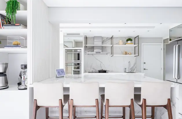 Wall-mounted range hoods are the most common and match most kitchen designs – Project: Daniela Funari Arquitetura | Photo: Julia Novoa