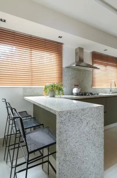 Marble kitchen with stainless steel range hood – Project: SP Estúdio | Photo: Felco