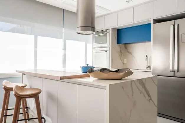 American marble kitchen with island range hood – Project: Daniela Funari Arquitetura | Photo: Sambacine