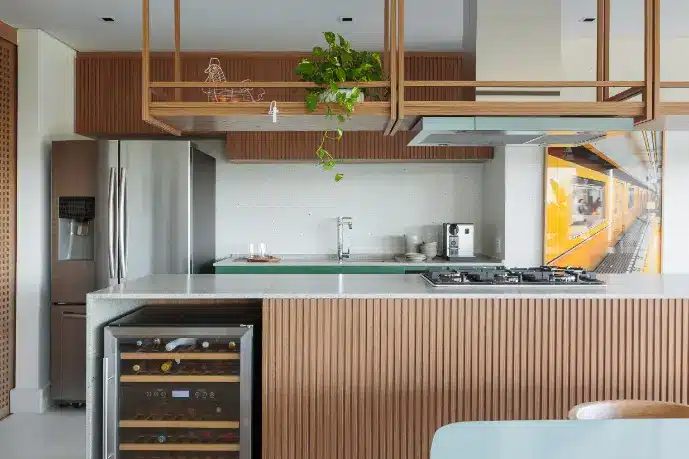 Stainless steel appliances + wood and neutral tones – Project: SP Estúdio | Photo: Felco
