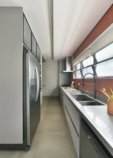 Elegance and efficiency meet in the wall-mounted range hood, keeping your kitchen free of odors and full of charm – Project: Marina Salomão Arquitetura | Photo: Sidney Doll