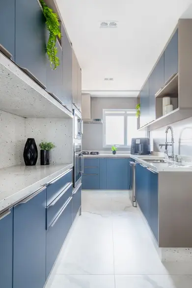 The wall-mounted range hood kitchen is the perfect solution for compact spaces, ensuring clean air and a touch of modernity – Project: Daniela Funari Arquitetura | Photo: Julia Novoa
