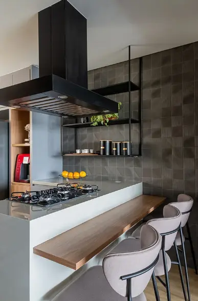 For a more pleasant environment, choose range hoods with ventilation systems that minimize noise – Project: Mari Milani + Arquitetas | Photo: Erika Urbino