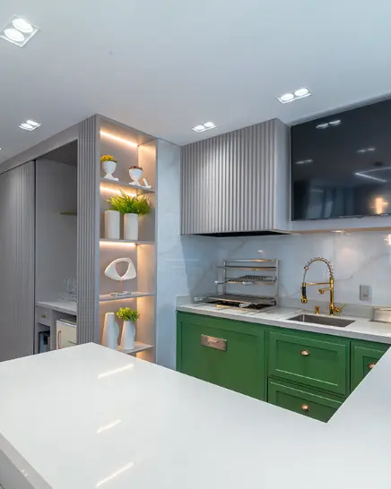 Built-in range hoods are perfect for planned kitchens – Project: Mari Milani + Arquitetas | Photo: Erika Urbino