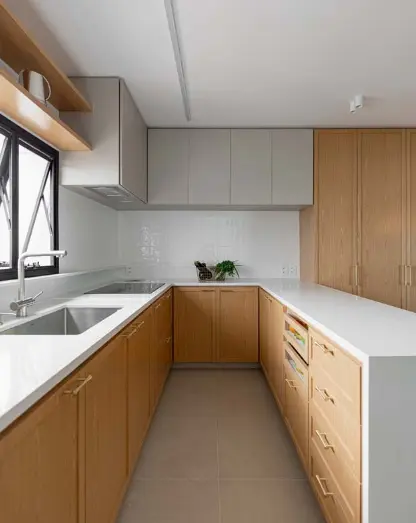 U-shaped planned kitchen with a countertop provides more storage space – Project: Fenda Arquitetura | Photo: João Paulo Prado