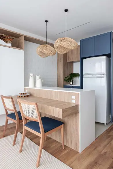 Planned kitchen with American countertop is common in small spaces – Project: Fenda Arquitetura | Photo: Gisele Rampazzo
