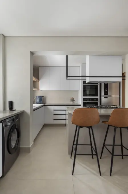 Black and white are classic colors in the decor of the planned kitchen with a countertop – Project: Tulli Arquitetura | Photo: @ewersmarth