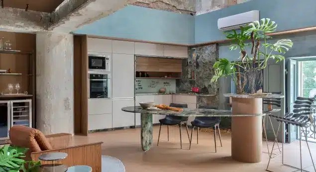 The inspiration of this environment comes from granite, a material present in the kitchen countertop and backsplash – Project: Maiza Neri, from ÊME Arquitetura | Photo: Denilson Machado/CASACOR