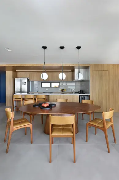 Wood brings warmth and comfort for this planned kitchen with a countertop – Project: Mandril Arquitetura | Photo: Mariana Orsi @marianaorsifotografia