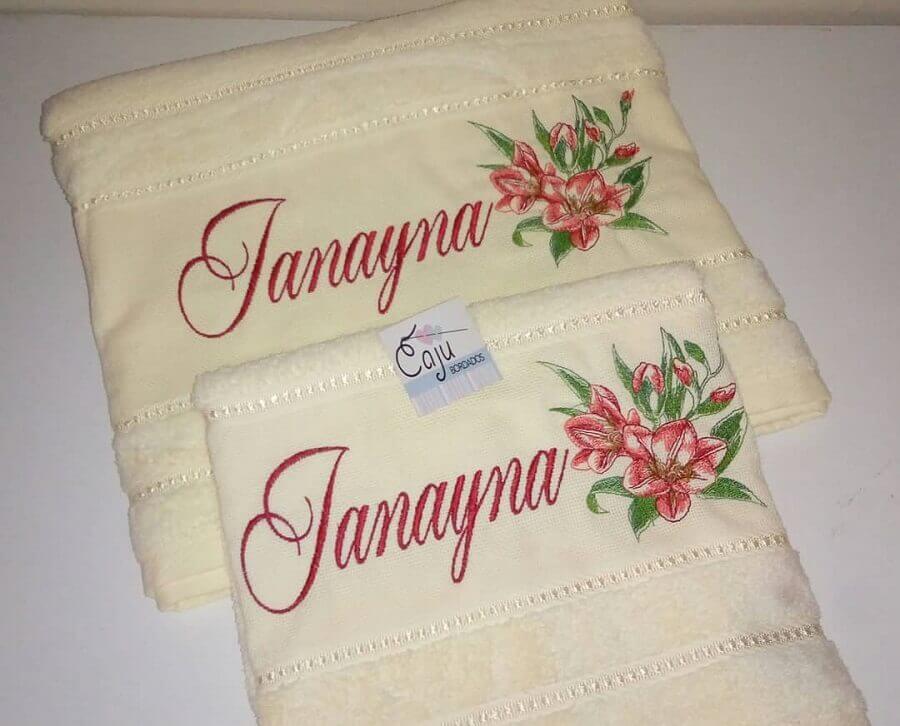 Stunning Embroidered Towels: 60 Unique Design Ideas Revealed. 8 Set of towels embroidered with name and flowers – Photo: Caju Bordados