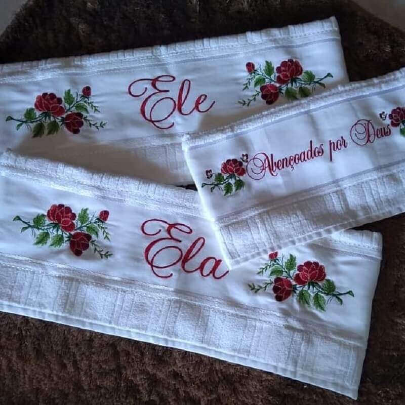 Stunning Embroidered Towels: 60 Unique Design Ideas Revealed. 9 Set of embroidered towels as wedding gift – Photo: Shirley Modas Anicuns