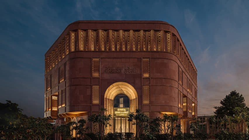 The image showcases the Museum of Meenakari Heritage, highlighting its intricate stone lattices and unique architectural features.