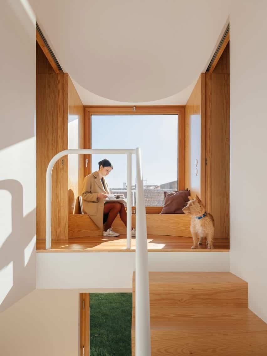 Puppeteers House includes a curved wooden bench as a window seat, inspired by theatrical scenography.