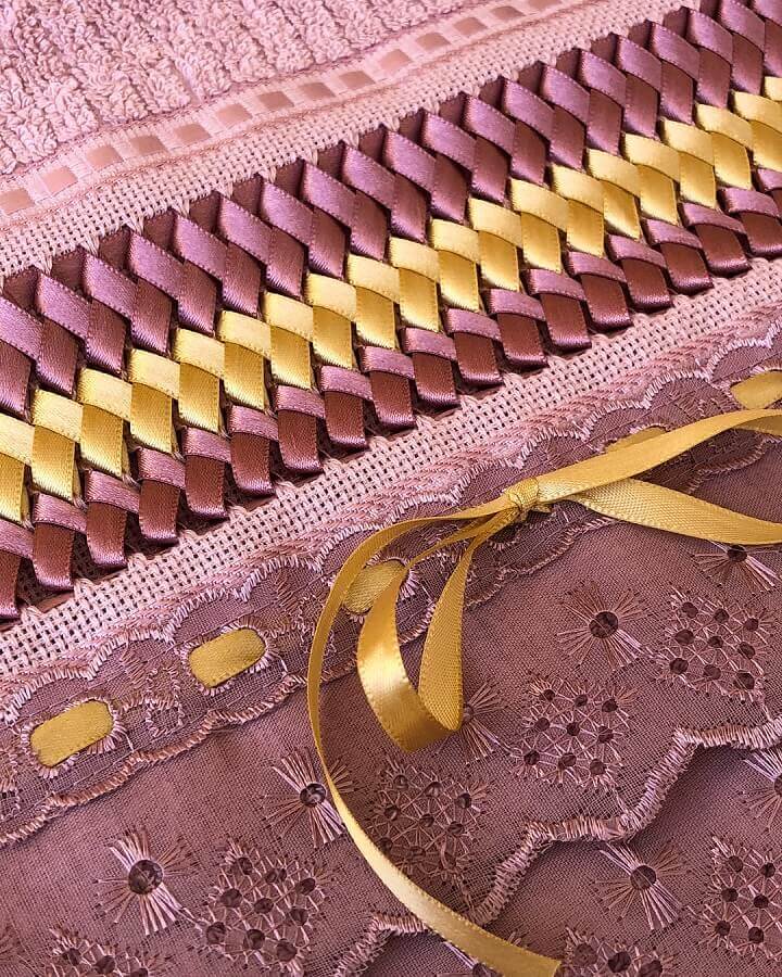 Stunning Embroidered Towels: 60 Unique Design Ideas Revealed. 2 Embroidered towels with pink and yellow ribbons – Photo: Talheres Bordados e Presentes