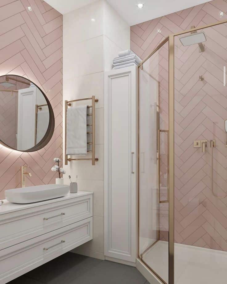 Bathroom with pink tiles and rose gold details