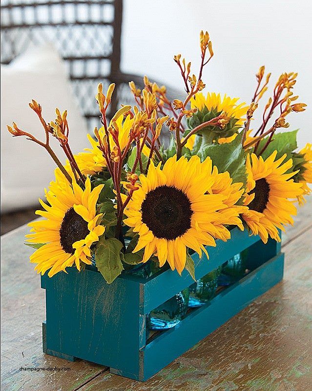 Table arrangement with sunflowers