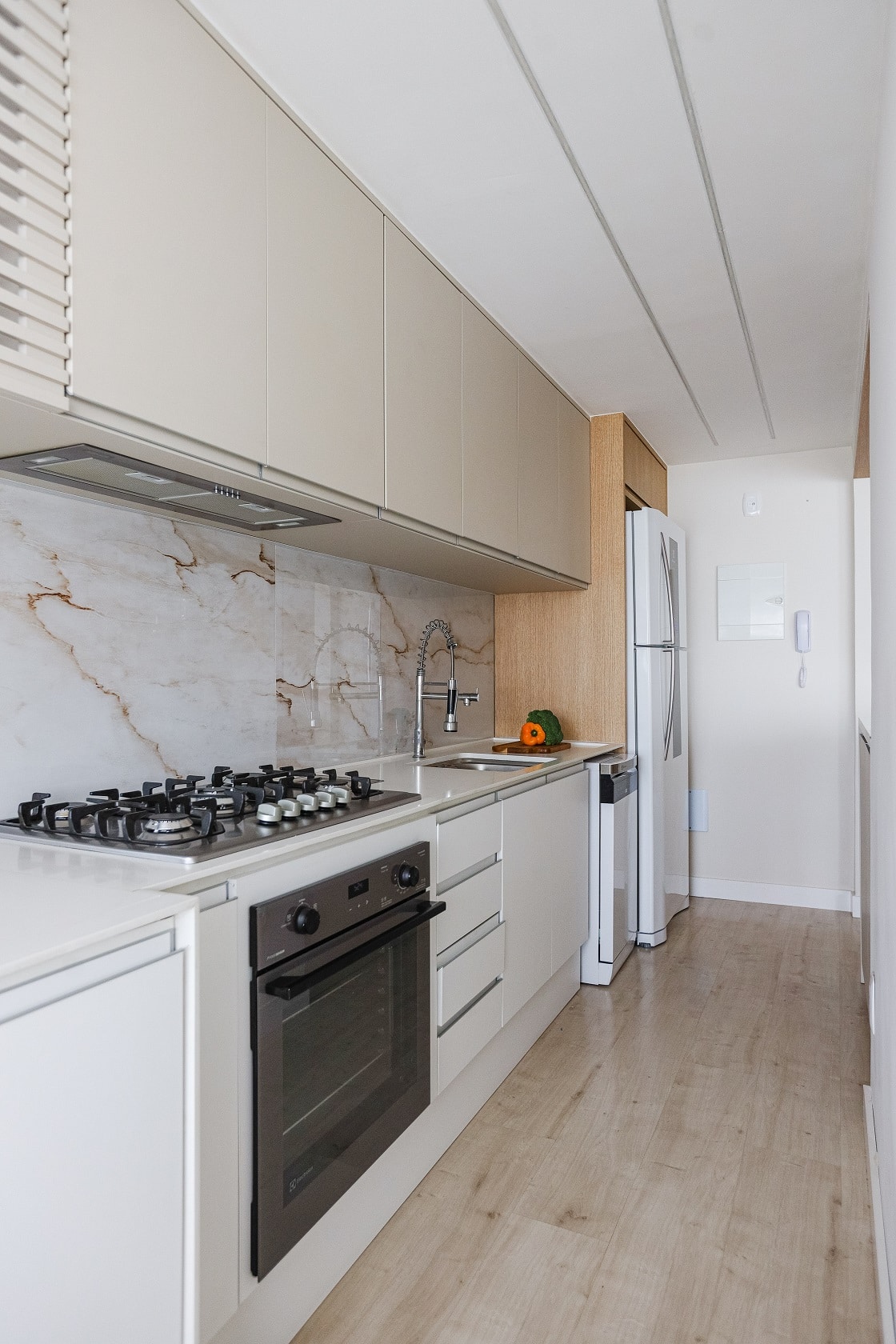 Kitchen in white and beige tones