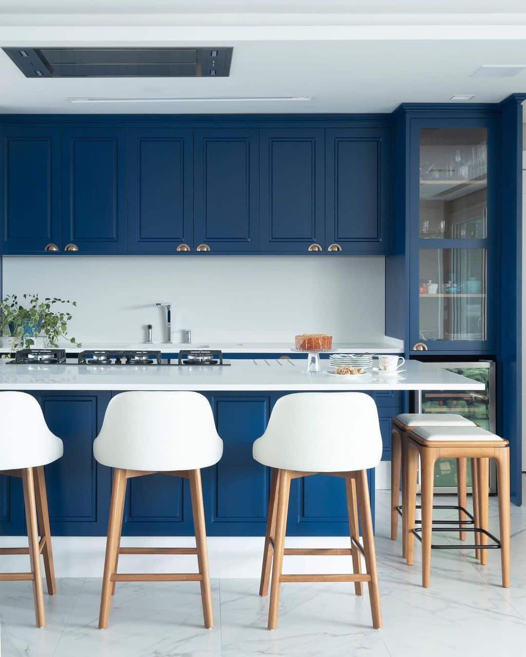 A cor índigo ou anil é um tom escuro que fica entre o azul-claro e o violeta. O tom recebe esse nome devido ao corante natural extraído de plantas do gênero Indigófera.