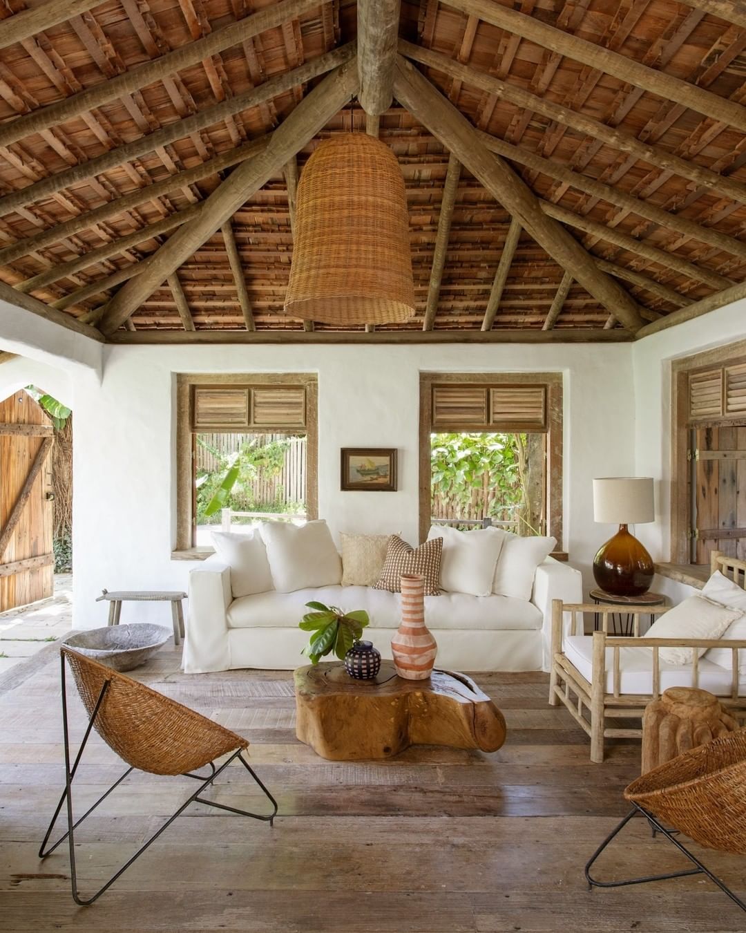 Ambiente interno da casa de praia com estilo leve e fresco.