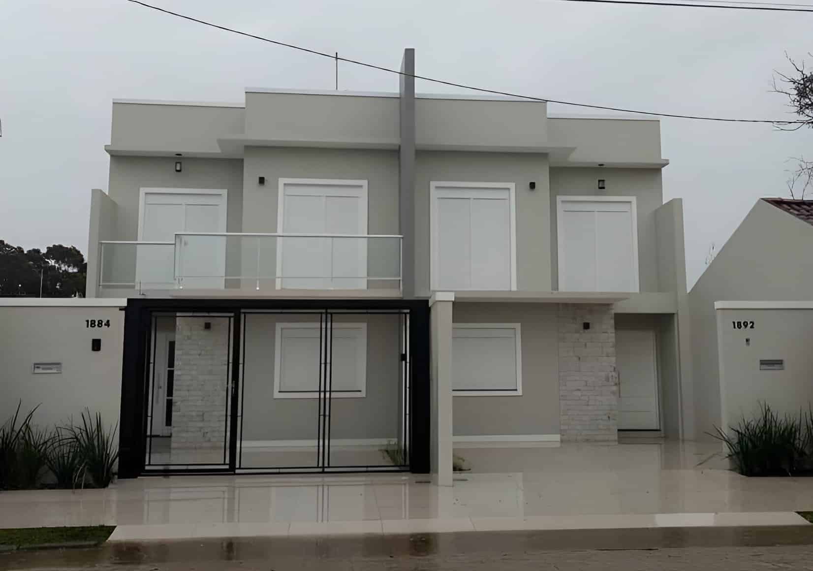 Casa geminada com ambientes aconchegantes e bem projetados.