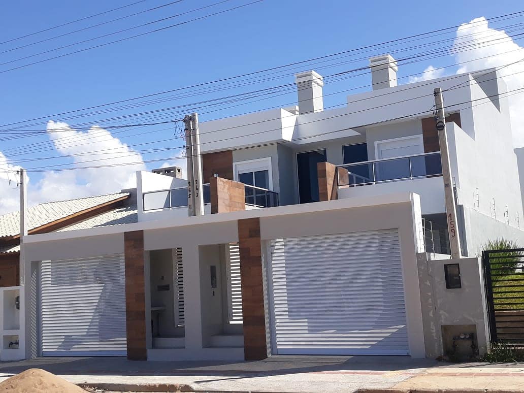 Residiência geminada mostrando o compartilhamento de parede com vizinho.